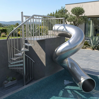 Escalier en colimaçon moderne en métal pour extérieur, avec rampe verticale en acier inoxydable