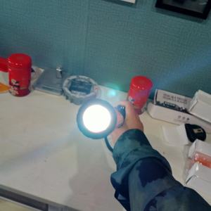 Matraque Télescopique <span class=keywords><strong>Électrique</strong></span> Extensible de Haute Qualité 54 cm avec Feux Clignotants d'Avertissement à LED et Fonction Télécommande, Bâton de Trafic - Product Image 4