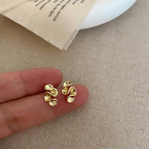 Pendientes de Flores Crema con Pliegues Mini Elegantes y Modernos, Pendientes de Moda de Lujo Ligero y Versátiles - Product Image 5