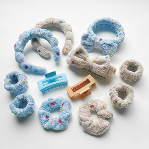 Lot <span class=keywords><strong>de</strong></span> 6 bandeaux à pois colorés effet vague, antidérapants, pour le lavage du visage, et manchons <span class=keywords><strong>de</strong></span> poignet anti-humidité pour femmes - Product Image 3