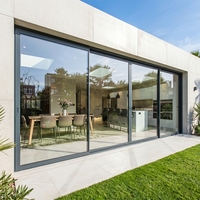 Porte coulissante en aluminium à rupture de pont thermique au design élégant, fiche technique des couleurs pour villa vue mer et maison en bord de mer