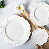 Assiette de dîner personnalisée avec logo, style royal, motif floral, blanc classique, décorative en relief, ensemble de vaisselle en porcelaine, assiette de présentation pour mariage