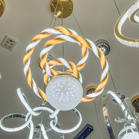 Lampes suspendues en acrylique de formes différentes personnalisées Lustres de luxe en forme de mahua pour salle à manger moderne de salon