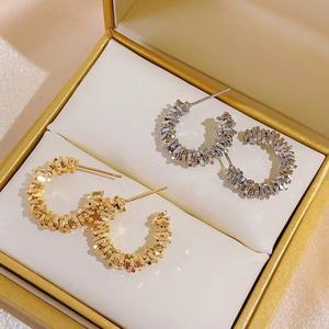 Fabricantes gran oferta moda mujer diseño francés alto grado elegante temperamento medio redondo roto pendientes en forma de C - Product Image 2