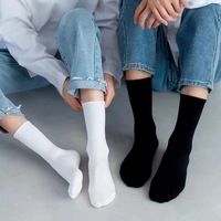 Chaussettes de sport en coton tricotées unies antidérapantes et absorbantes pour hommes, collection automne-hiver, coloris noir et blanc, modèle jeune et très vendu