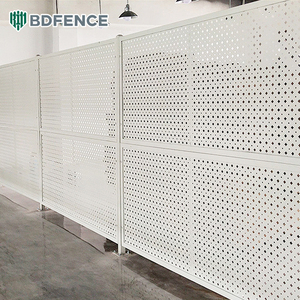 Pagar Logam Berlubang yang Dapat Disesuaikan - Jaring Isolasi Bengkel Industri untuk Aplikasi Multi-Lokasi - Product Image 2