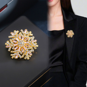 <span class=keywords><strong>JoJo</strong></span> 2025 broche de copo de nieve giratorio de joyería de aleación de lujo de gama alta para niños para <span class=keywords><strong>ropa</strong></span> Pin traje Top ramillete broches de moda - Product Image 6