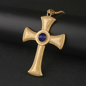 Collar con Cruz Religiosa Western Guardian, Cadena de Acero Inoxidable con Baño de Oro PVD, Colgante de Cruz Grande con Circonitas - Product Image 1