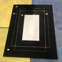 Médaillon en marbre noir Marquina et marbre blanc, découpé au jet d'eau, avec incrustations de lignes en laiton et cuivre pour cabine d'ascenseur