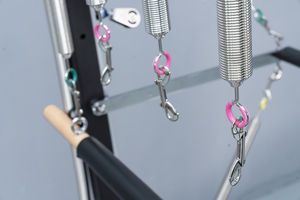 Aleación de aluminio y madera Trapecio Medio entrenamiento Inicio Pilates Reformer Tower Yoga Machine para uso doméstico - Product Image 6