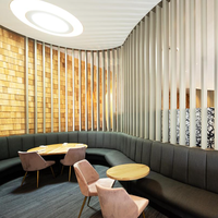 Ensemble de mobilier de restaurant de luxe : banquette en cuir avec dossier coquille et table pour restaurant haut de gamme, café ou restaurant décontracté