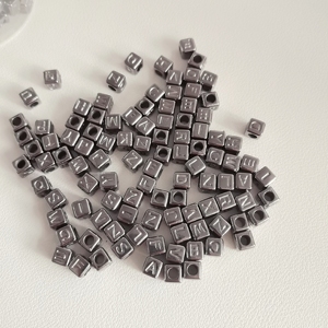 Lettres acryliques de couleur métallique mélangée Alphabet A-Z perles cubiques carrées 6x6x6mm pour la fabrication de bijoux bricolage artisanat - Product Image 2