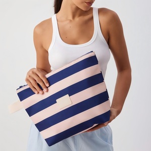 Sac étanche à fermeture éclair avec doublure imperméable pour maillot de bain, en tissu résistant à l'eau, imprimé à rayures, avec logo personnalisé et design sur mesure - Product Image 2