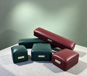 Boîte recouverte de cuir PU fin, avec une ligne de pressage soignée, fermeture magnétique en métal artisanal, doublure intérieure souple intégrée, forme carrée et longue. - Product Image 6