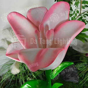 Escultura luminosa de tulipanes para exteriores, ideal para exhibiciones en entradas de parques y escenas nocturnas en jardines botánicos. - Product Image 3