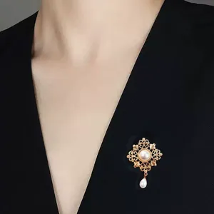 Broche en alliage plaqué or imitation perle à motif géométrique vintage de style rétro européen américain, unisexe, cadeau de mariage ou de fête - Product Image 2