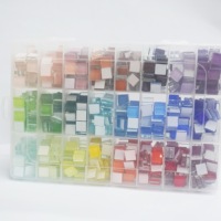 24 couleurs, 1100 pièces de mosaïque mélangées pour kit de bricolage de mosaïque. Tuiles de mosaïque en verre cristal coloré de 1 cm carré pour les dessous-de-verre DIY.