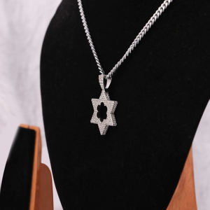 COLGANTE ESTÉTICO EN FORMA DE ESTRELLA CON DIAMANTE DE LABORATORIO REDONDO TINEY EN ORO SÓLIDO DE 18KT PARA TODAS LAS OCASIONES PARA HOMBRE MUJER - Product Image 3