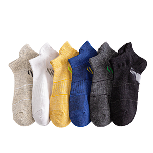Chaussettes courtes en coton pur pour hommes, respirantes, design sportif avec logo tissé, taille libre, décontractées pour le printemps et l'été - Product Image 4