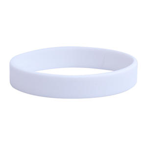 Bracelets en silicone vierges de couleur unie, personnalisables en gros par CCH, pour une utilisation promotionnelle comme cadeaux d'événements d'entreprise - Product Image 2