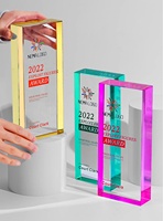 Vente en gros de trophées de conférence en cristal coloré design créatif certificat de plaque de trophée d'honneur d'employé exceptionnel personnalisé