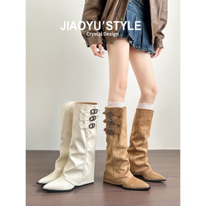 Bottes hautes pour femme en daim blanc et camel, style western, avec triple boucle, tige souple et talon compensé à bout pointu - Product Image 1