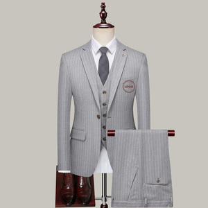 <span class=keywords><strong>Abito</strong></span> da <span class=keywords><strong>Uomo</strong></span> Slim Fit a 3 Pezzi <span class=keywords><strong>Grigio</strong></span> Chiaro con Stampa Logo Personalizzata, Gilet e Pantaloni a Risvolto in Misto Lana Premium a Righe Sottili - Product Image 1