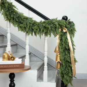 Guirlande artificielle en cèdre pour escalier, cheminée, décoration de table, 6 pieds, verte avec ruban doré et clochettes, décoration de Noël - Product Image 1