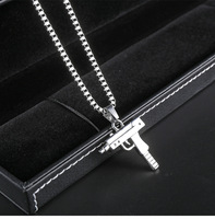 Collier pendentif en forme de mitraillette UZI en acier inoxydable plaqué or 18 carats, bijoux de mode pour hommes et femmes