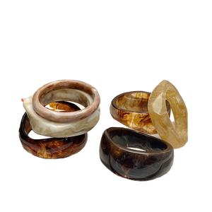 CRAFTS HUB ลดราคาพิเศษ 2025 กำไลข้อมือเรซิ่นอะคริลิคสีน้ำตาลทรงเรขาคณิต ดีไซน์เก๋ไก๋สำหรับงานปาร์ตี้  กำไลหนาทันสมัย - Product Image 2