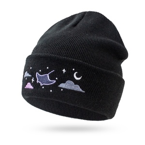 Produzione di cappelli invernali morbidi e caldi per adulti cappelli ricamati logo da donna con polsino in filo acrilico nero - Product Image 2