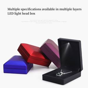 Светодиодная шкатулка для украшений с черным лаком, золотым тиснением - Product Image 2