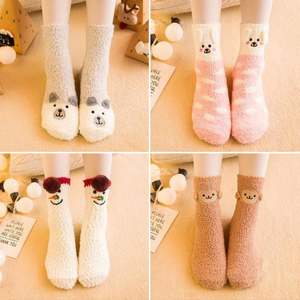 Chaussettes courtes pour femme, motif cerf mignon, en velours corail 3D moelleux et épais, chaudes, pour usage quotidien, avec pompon et boîte - Product Image 3