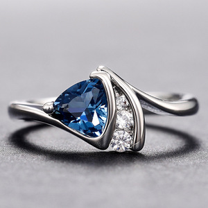 Anello a Fascia Intrecciata a Forma di Triangolo con Design Blu per Donne - Product Image 1