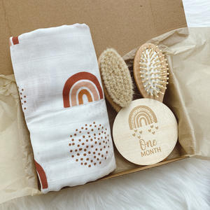 Ensemble cadeau pour nouveau-né, ensemble de bain essentiel pour bébé avec <span class=keywords><strong>couverture</strong></span> d'emmaillotage, hochet pour bébé, carte d'annonce de <span class=keywords><strong>naissance</strong></span> en bois - Product Image 6