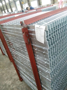 Grille en acier durable de qualité supérieure pour allées de parcs et systèmes de drainage, grille extérieure - Product Image 4