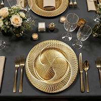 Assiette de présentation moderne dorée robuste à nervures verticales, durable, réutilisable, surface brillante pour banquets et événements à domicile