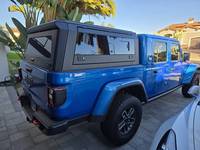 XINYI Aluminium-Hartschalen-LKW-Überdachung für Jeep Gladiator, Mattschwarze Camper-Shell mit MOLLE-Seitenpanel und Dachgepäckträger