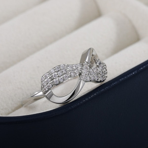 Anello a Fiocco da Donna, Moda Minimalista con Zirconi, Aperto e Regolabile, Elegante per Uso Quotidiano, Gioiello Statement - Product Image 3