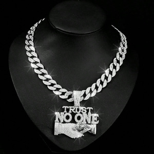 Collier pendentif poignée de main style hip hop pour hommes avec <span class=keywords><strong>TRUST</strong></span> NO ONE Lettres en alliage de zinc Chaîne à maillons et accessoires de chaîne cubaine - Product Image 1