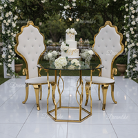Table à gâteau de mariage moderne haut de gamme, durable et onirique, en acier inoxydable doré avec plateau en verre, mobilier d'hôtel pour présentation de desserts de mariage