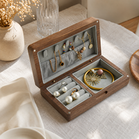 Boîte à bijoux en bois massif avec doublure en velours, fermeture magnétique, rangement pour bagues et colliers, organisateur de cadeaux pour les voyages et la maison