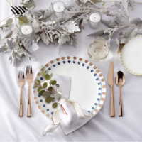 Séduisant ensemble d'assiettes en porcelaine Motifs artistiques multicolores à bords de points pour des paramètres de table de mariage mémorables