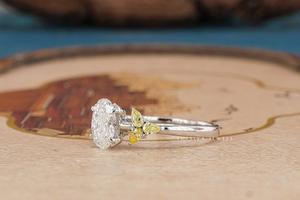 Elegante Anillo de Diamantes con Piedra Lateral en Forma de Flor Ovalada, Joyería Hecha a Mano, Diamantes Brillantes, Diseño Atemporal, Perfecto para Fiestas - Product Image 2