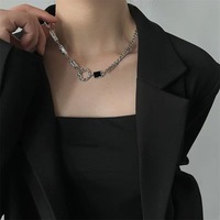 Collier en acier inoxydable le plus vendu pour hommes et femmes, simple et polyvalent, avec incrustation de pierres précieuses noires et design irrégulier