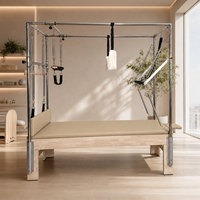 Table trapèze Cadillac en bois de chêne beige chaud, avec pieds fendus et base plate antidérapante, idéale pour studio à domicile et aménagement de salle de bien-être