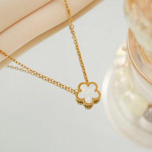 Collana con Ciondolo a Cinque Petali in Acciaio Inossidabile Multicolore, Gioiello Portafortuna per Donne e Ragazze - Product Image 3