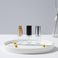 ALKA Flacons de parfum carrés haut de gamme en verre de 3 ml et 5 ml avec pulvérisateur à pompe et diffuseur à bâtonnets Modèle 1688-XS-1