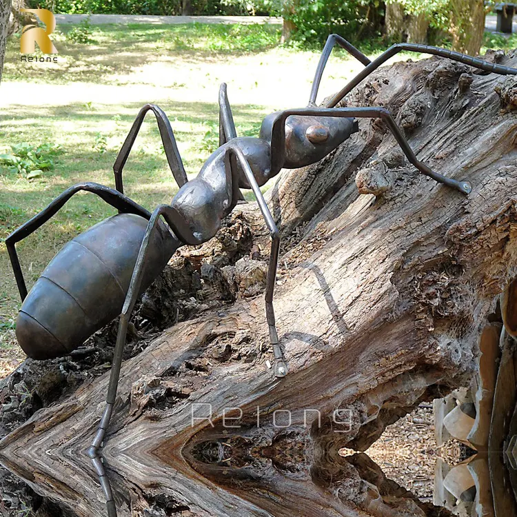 รูปปั้นแมลงทองสัมฤทธิ์รูปสัตว์ในสวนกลางแจ้ง