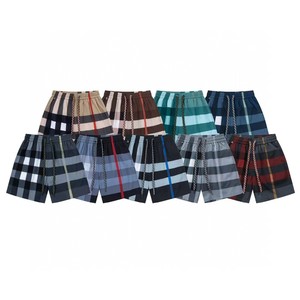 Shorts de playa casuales de lujo y alta calidad con un moderno diseño a cuadros estilo Burberry, resistentes al agua, para hombre. - Product Image 5